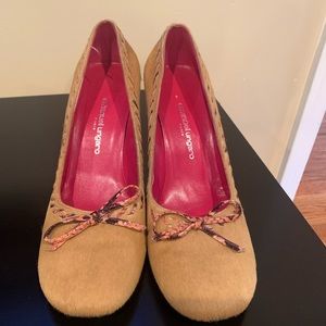 Tan skin heel with pink bows
